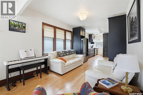 815 4Th Avenue N, Saskatoon, SK - Indoor Photo Showing Living Room