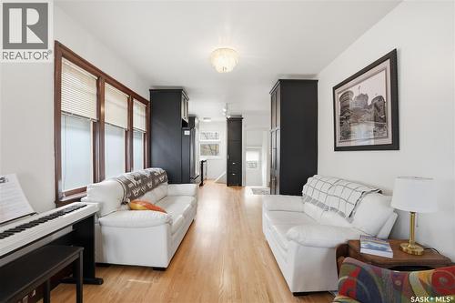 815 4Th Avenue N, Saskatoon, SK - Indoor Photo Showing Living Room