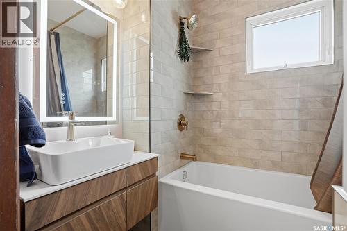 815 4Th Avenue N, Saskatoon, SK - Indoor Photo Showing Bathroom