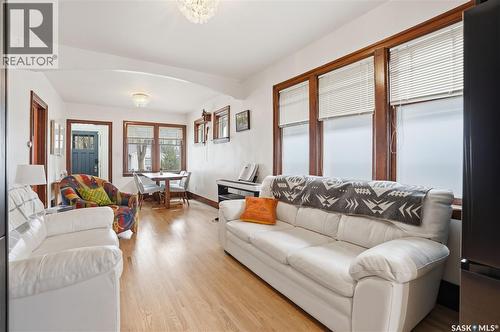 815 4Th Avenue N, Saskatoon, SK - Indoor Photo Showing Living Room