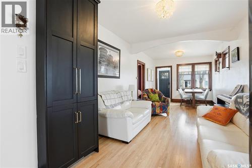 815 4Th Avenue N, Saskatoon, SK - Indoor Photo Showing Living Room