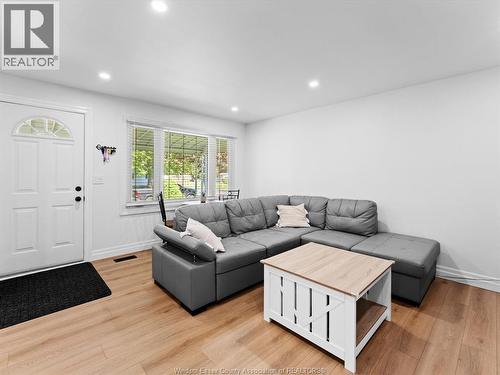 1733 Glendale, Windsor, ON - Indoor Photo Showing Living Room