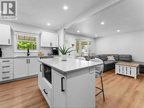 1733 Glendale, Windsor, ON - Indoor Photo Showing Kitchen With Upgraded Kitchen