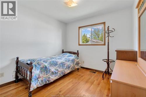1042 Brookview Crescent, Windsor, ON - Indoor Photo Showing Bedroom