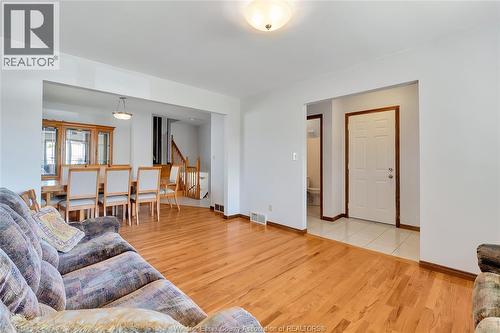 1042 Brookview Crescent, Windsor, ON - Indoor Photo Showing Living Room