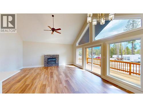 4868 Riverview Drive Unit# 118, Edgewater, BC - Indoor Photo Showing Living Room With Fireplace