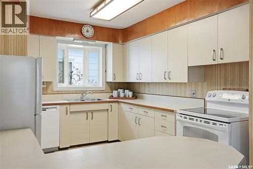 517 Copland Crescent, Saskatoon, SK - Indoor Photo Showing Kitchen With Double Sink