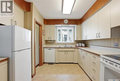 517 Copland Crescent, Saskatoon, SK - Indoor Photo Showing Kitchen With Double Sink