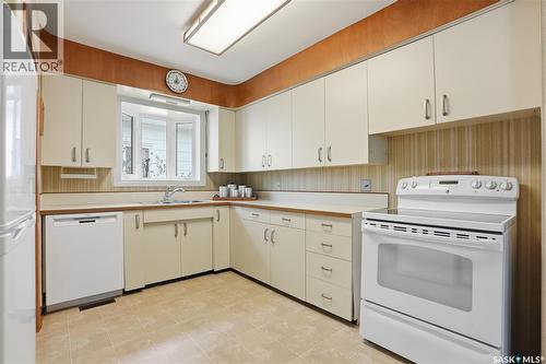 517 Copland Crescent, Saskatoon, SK - Indoor Photo Showing Kitchen With Double Sink
