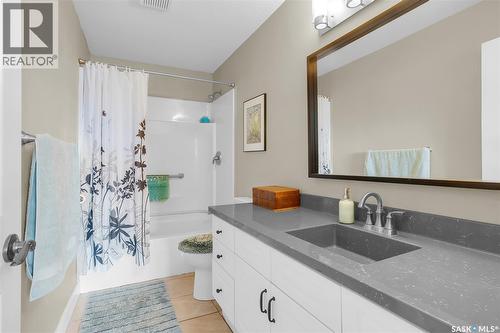 1 135 Pinehouse Drive, Saskatoon, SK - Indoor Photo Showing Bathroom