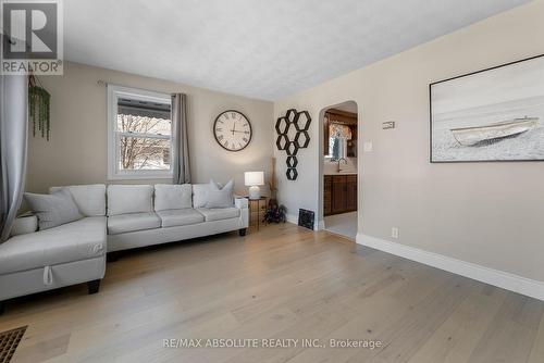61 Third Avenue, Arnprior, ON - Indoor Photo Showing Living Room