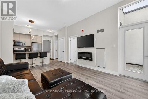516 - 10 Concord Place, Grimsby, ON - Indoor Photo Showing Living Room