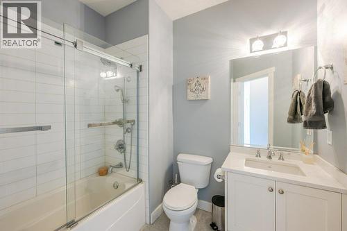 Main bathroom - main floor - 6925 Chardonnay Place, Oliver, BC - Indoor Photo Showing Bathroom