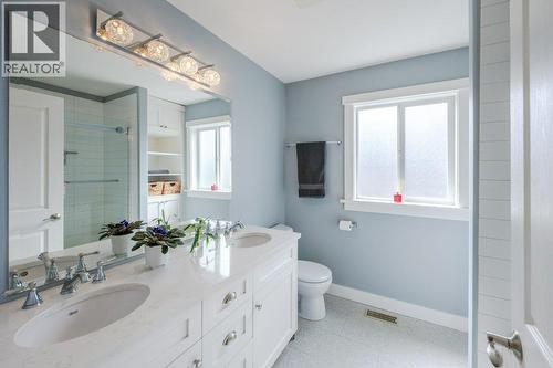 Upper 5-piece bathroom - 6925 Chardonnay Place, Oliver, BC - Indoor Photo Showing Bathroom