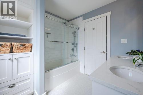 Upper 5-piece bathroom - 6925 Chardonnay Place, Oliver, BC - Indoor Photo Showing Bathroom