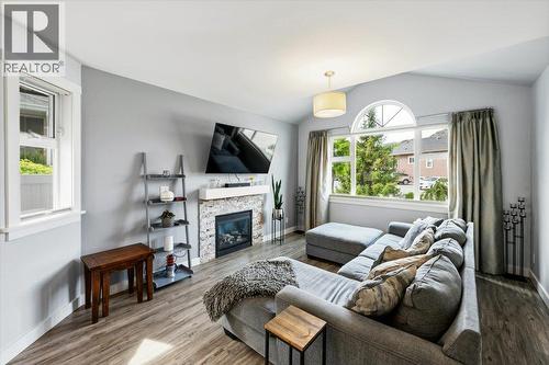 Living room & gas fireplace - 6925 Chardonnay Place, Oliver, BC - Indoor Photo Showing Living Room With Fireplace