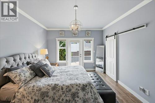 Primary bedroom with walk-in closet: main floor - 6925 Chardonnay Place, Oliver, BC - Indoor Photo Showing Bedroom