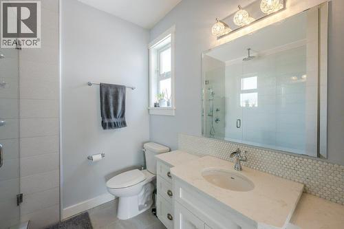 Primary bedroom ensuite - 6925 Chardonnay Place, Oliver, BC - Indoor Photo Showing Bathroom