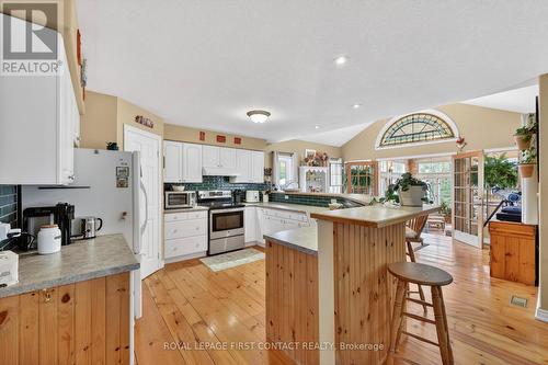 26 Paddy Dunn'S Circle, Springwater, ON - Indoor Photo Showing Kitchen