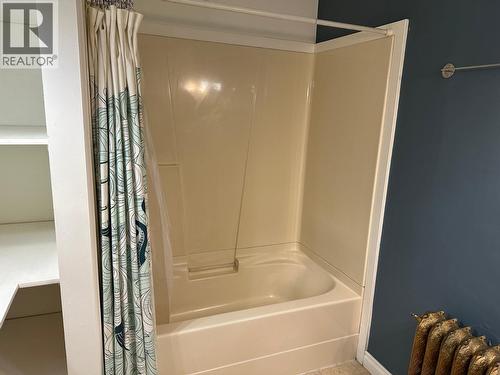 815 Baker Street, Nelson, BC - Indoor Photo Showing Bathroom