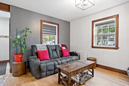 Salon - 116 Rue De L'Église, Labelle, QC 