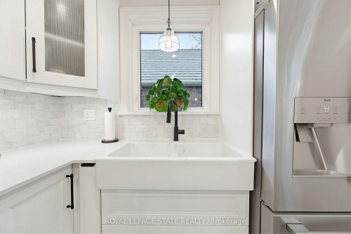 198 East 19Th Street, Hamilton, ON - Indoor Photo Showing Kitchen