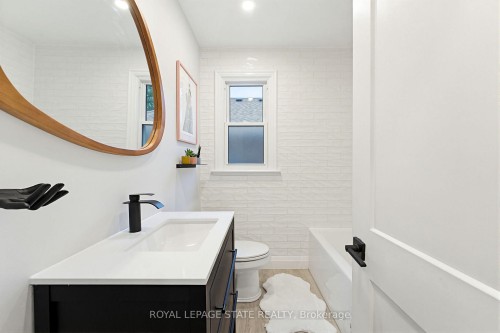 198 East 19Th Street, Hamilton, ON - Indoor Photo Showing Bathroom