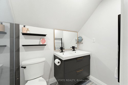 198 East 19Th Street, Hamilton, ON - Indoor Photo Showing Bathroom