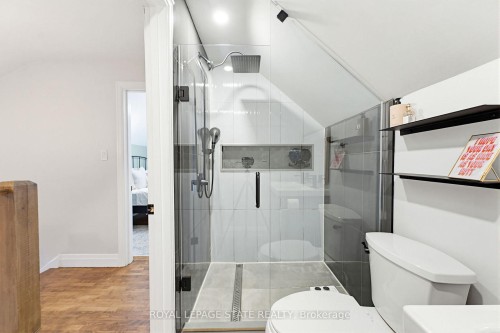 198 East 19Th Street, Hamilton, ON - Indoor Photo Showing Bathroom