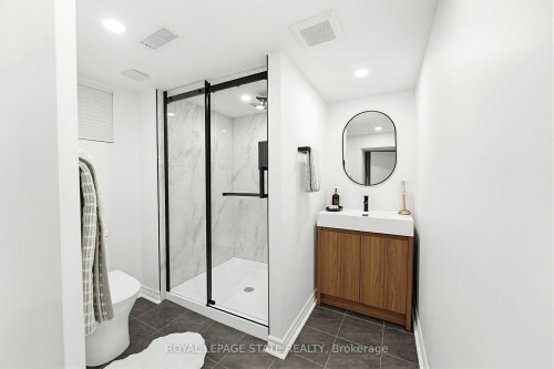 198 East 19Th Street, Hamilton, ON - Indoor Photo Showing Bathroom