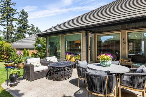 978 Cantebury Pl, Qualicum Beach, BC 
