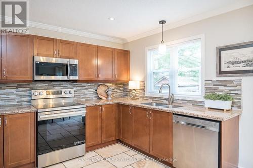 Space for the whole family to cook together - 23 Baggs Crescent, Cambridge, ON - Indoor Photo Showing Kitchen With Double Sink
