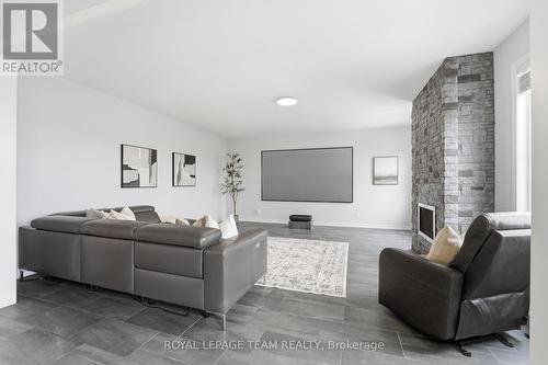 643 Rye Grass Way, Ottawa, ON - Indoor Photo Showing Living Room