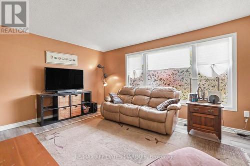 15 Philip Street, Smiths Falls, ON - Indoor Photo Showing Living Room