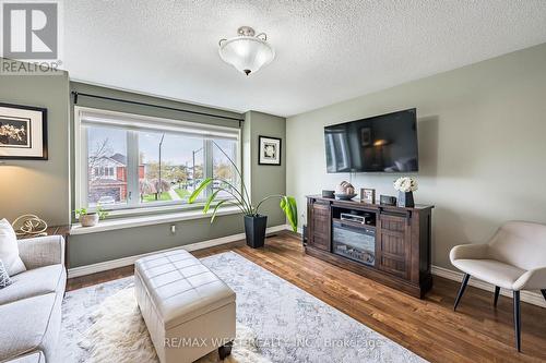 5 Moir Crescent, Barrie, ON - Indoor Photo Showing Living Room