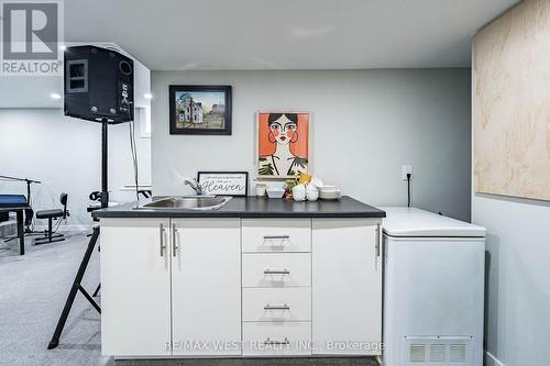 5 Moir Crescent, Barrie, ON - Indoor Photo Showing Kitchen