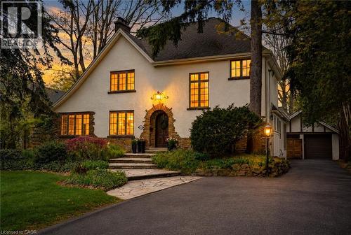 Stucco exterior with stone detailing and a contrasting dark roof - 3081 Balmoral Avenue, Burlington, ON - Outdoor