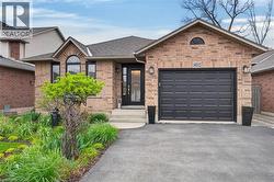 802 UPPER HORNING Road  Hamilton, ON L9C 7R4
