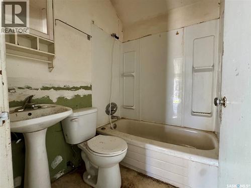 407 Broad Street, Cut Knife, SK - Indoor Photo Showing Bathroom