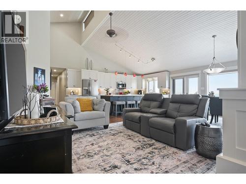 9520 Juniper Heights Road, Invermere, BC - Indoor Photo Showing Living Room