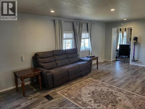 1 Wilder South Unit# Mobile Home Only, Lakeshore, ON - Indoor Photo Showing Living Room