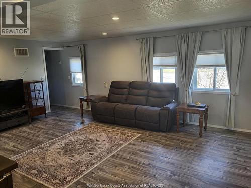 1 Wilder South Unit# Mobile Home Only, Lakeshore, ON - Indoor Photo Showing Living Room