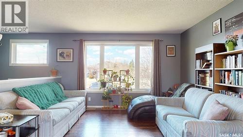 1126 Brett Bay, Regina, SK - Indoor Photo Showing Living Room