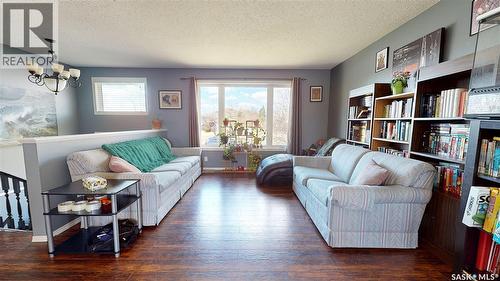 1126 Brett Bay, Regina, SK - Indoor Photo Showing Living Room