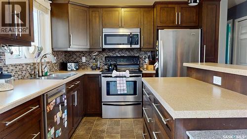 1126 Brett Bay, Regina, SK - Indoor Photo Showing Kitchen With Double Sink With Upgraded Kitchen