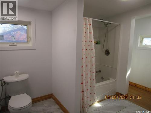 233 4Th Avenue E, Gravelbourg, SK - Indoor Photo Showing Bathroom