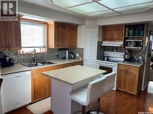 42 7Th Street Ne, Wadena, SK - Indoor Photo Showing Kitchen With Double Sink