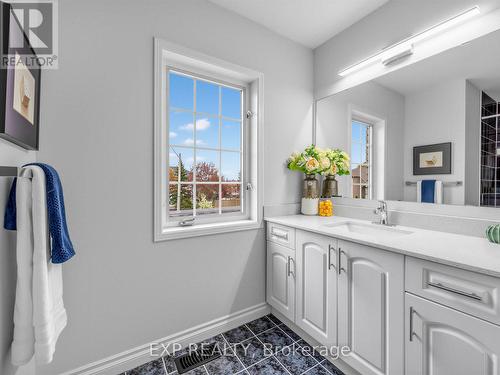 5697 Condor Place, Mississauga, ON - Indoor Photo Showing Bathroom