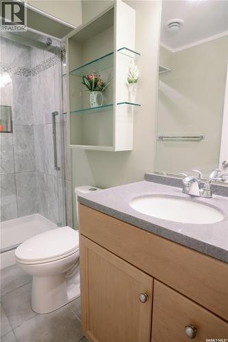 205 Reddekopp Lane, Warman, SK - Indoor Photo Showing Bathroom