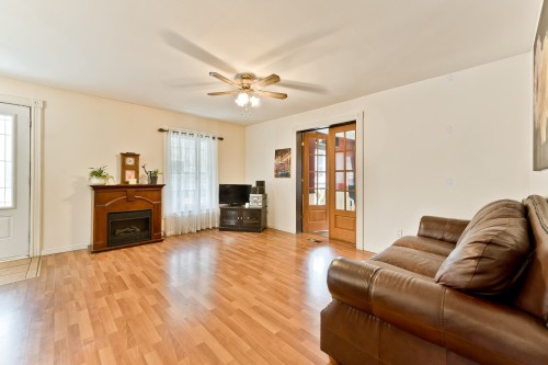 Salon - 2185 Route 210, Newport, QC - Indoor Photo Showing Living Room
